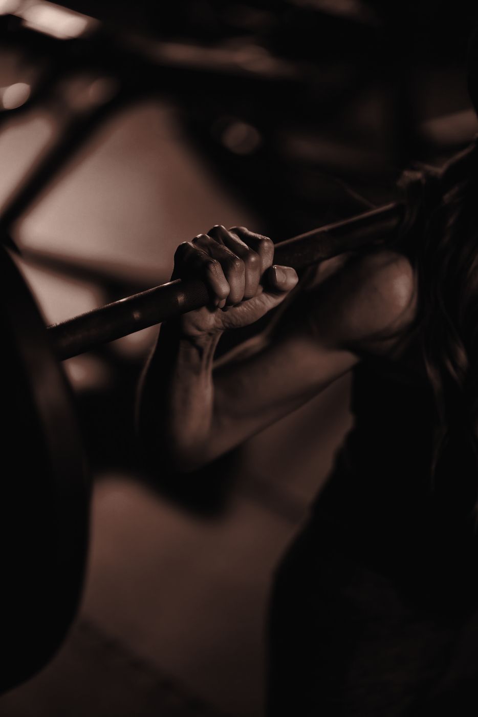 Mains sur une barre de musculation